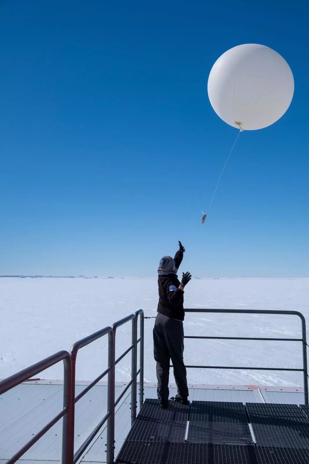 Meteorologin Gina lässt einen Wetterballon in der Antarktis steigen
